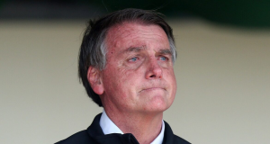 Jair Bolsonaro com cara de choro, sem olhar para a câmera