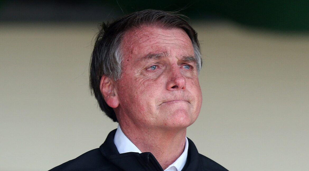 Jair Bolsonaro com cara de choro, sem olhar para a câmera