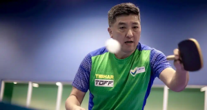 Hugo Hoyama sério, jogando tênis de mesa