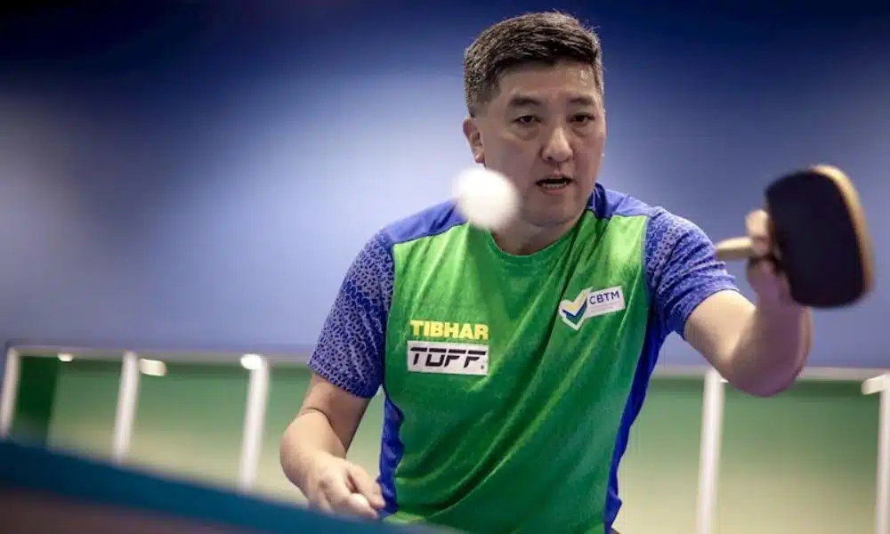 Hugo Hoyama sério, jogando tênis de mesa