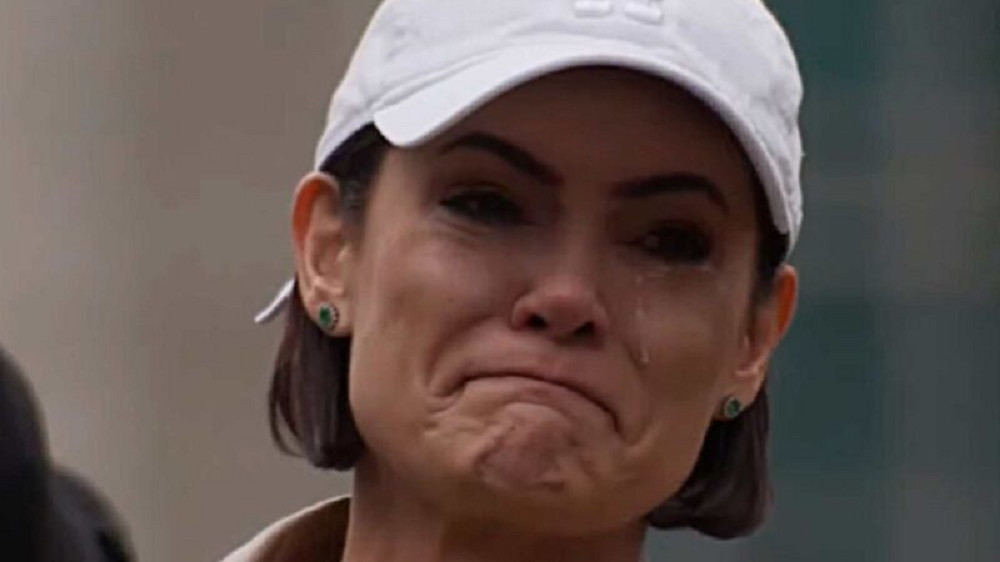 A ex-primeira-dama Michelle Bolsonaro (PL) chorando, de boné branco