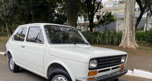 Fiat 147 branco estacionado na rua