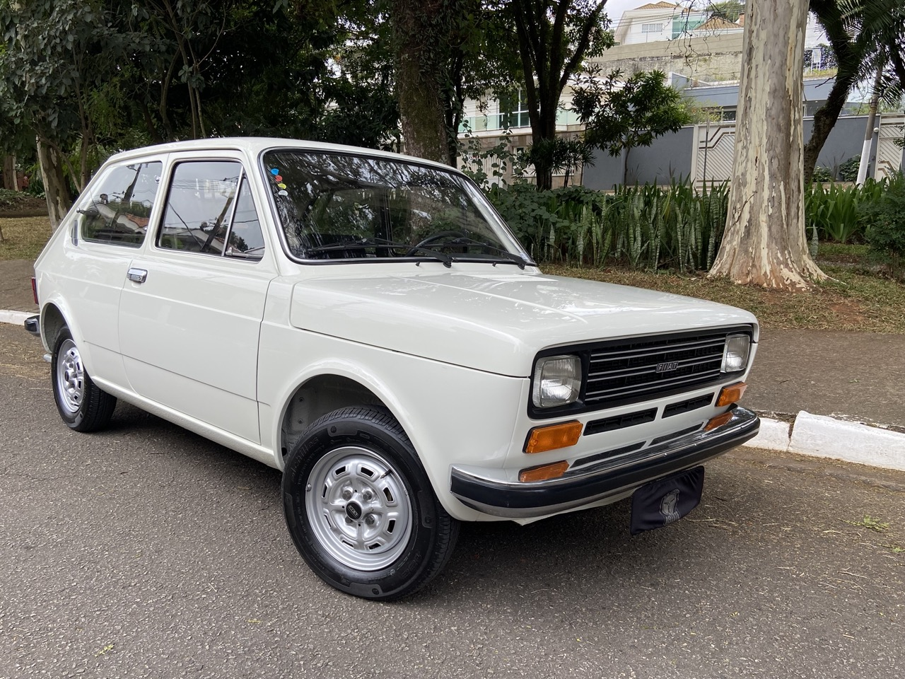 Fiat 147 branco estacionado na rua