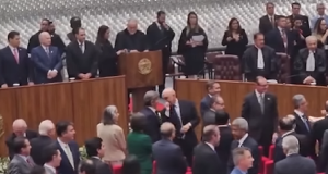 os ministros Alexandre de Moraes e Luiz Fux cochichando em pé, lado a lado