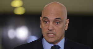 ministro Alexandre de Moraes falando, sério, sem olhar para a câmera