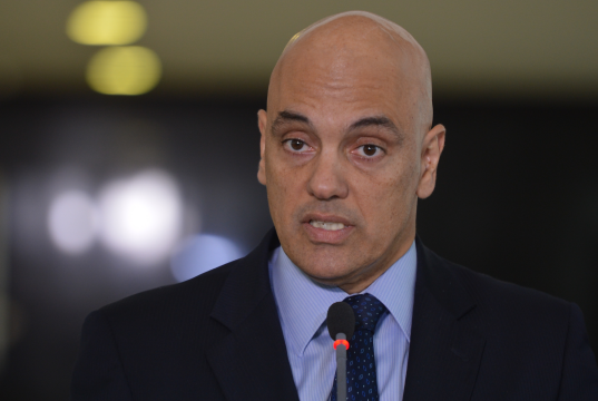 ministro Alexandre de Moraes falando, sério, sem olhar para a câmera