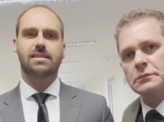 Eduardo Bolsonaro e Luiz Felipe Pereira da Cunha sérios e olhando para a câmera