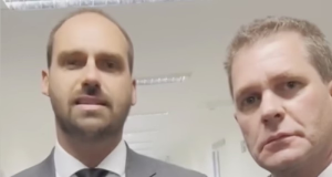 Eduardo Bolsonaro e Luiz Felipe Pereira da Cunha sérios e olhando para a câmera