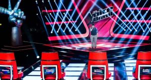 Elias Moreira cantando no palco do The Voice Brasil