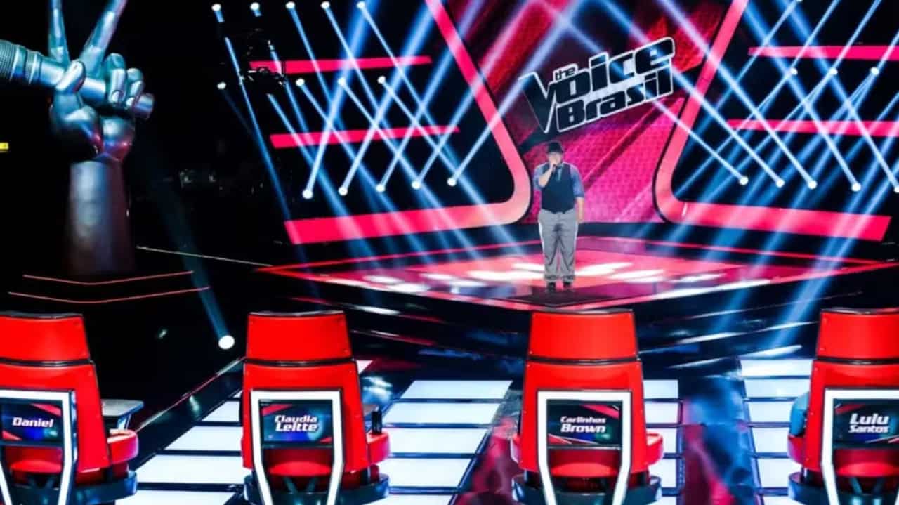 Elias Moreira cantando no palco do The Voice Brasil