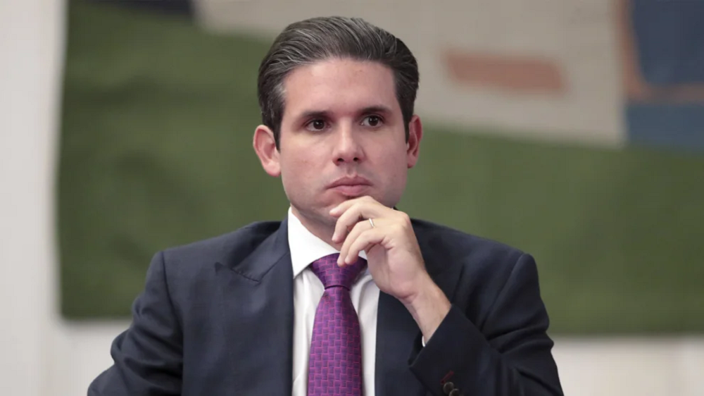 presidente da Câmara, Hugo Motta (Republicanos-PB), com expressão pensativa e uma das mãos no queixo, sério, sem olhar para a câmera
