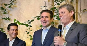 Marcos Pereira, Hugo Motta e Tarcísio de Freitas em pé, lado a lado, sorrindo