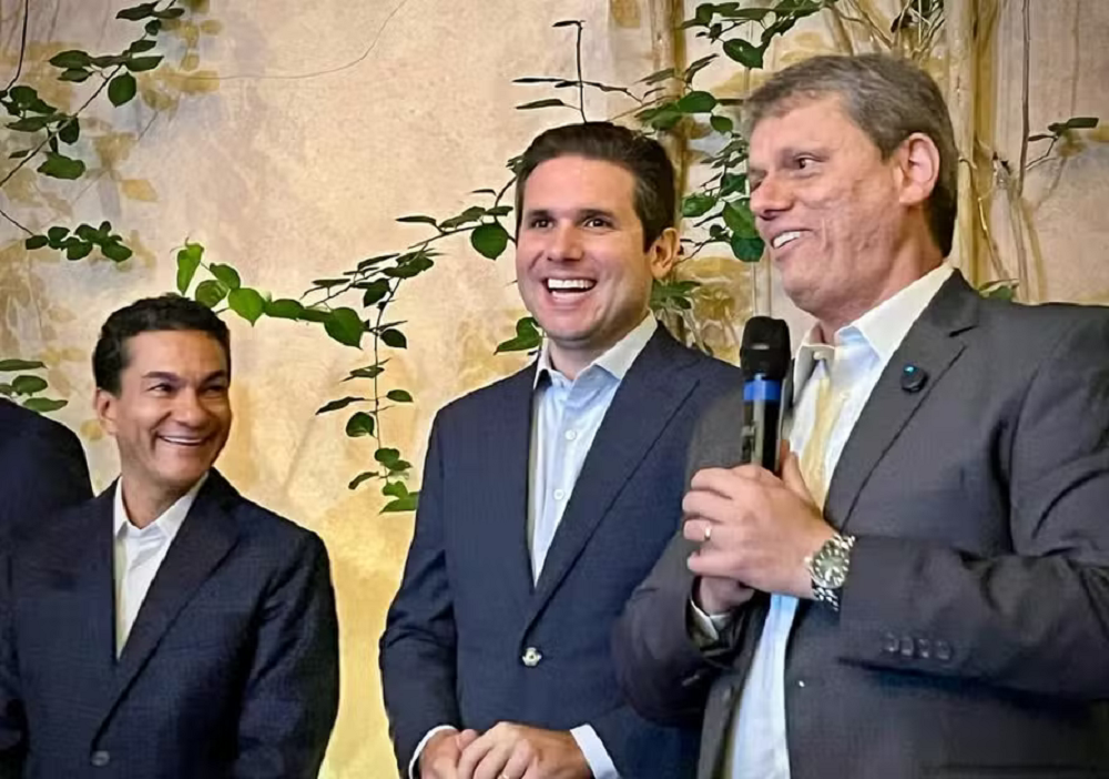 Marcos Pereira, Hugo Motta e Tarcísio de Freitas em pé, lado a lado, sorrindo