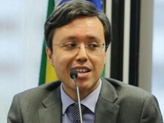 Artur Gomes da Silva Neto, ex-auditor fiscal da Sefaz, de óculos, sorrindo e olhando para o lado