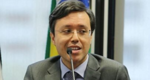 Artur Gomes da Silva Neto, ex-auditor fiscal da Sefaz, de óculos, sorrindo e olhando para o lado