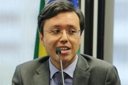 Artur Gomes da Silva Neto, ex-auditor fiscal da Sefaz, de óculos, sorrindo e olhando para o lado