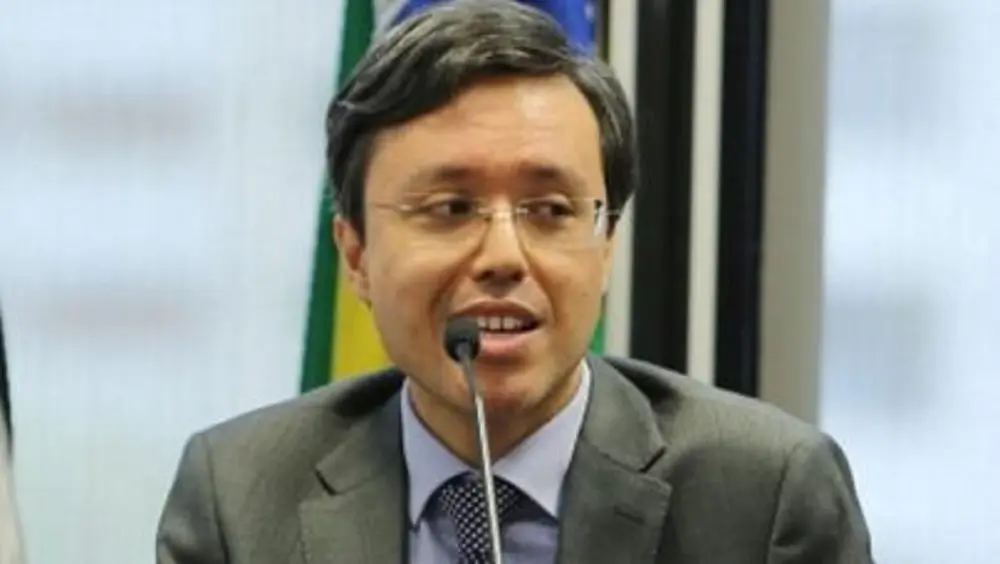 Artur Gomes da Silva Neto, ex-auditor fiscal da Sefaz, de óculos, sorrindo e olhando para o lado