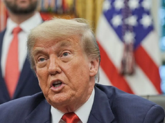 presidente dos Estados Unidos, Donald Trump, falando, sério, em close, sem olhar para a câmera