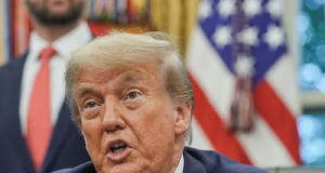 presidente dos Estados Unidos, Donald Trump, falando, sério, em close, sem olhar para a câmera