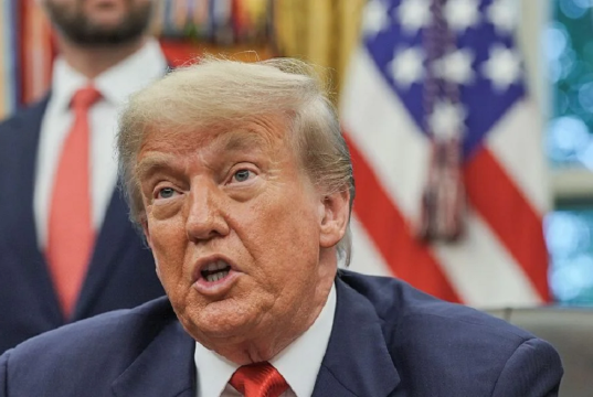 presidente dos Estados Unidos, Donald Trump, falando, sério, em close, sem olhar para a câmera