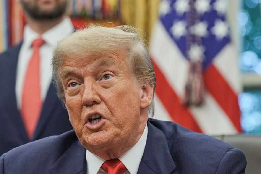 presidente dos Estados Unidos, Donald Trump, falando, sério, em close, sem olhar para a câmera