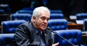 O presidente da Comissão de Constituição e Justiça (CCJ) do Senado, Otto Alencar (PSD-BA), falando e gesticulando, sério, sentado, sem olhar para a câmera