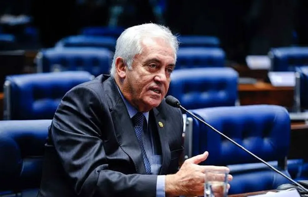 O presidente da Comissão de Constituição e Justiça (CCJ) do Senado, Otto Alencar (PSD-BA), falando e gesticulando, sério, sentado, sem olhar para a câmera