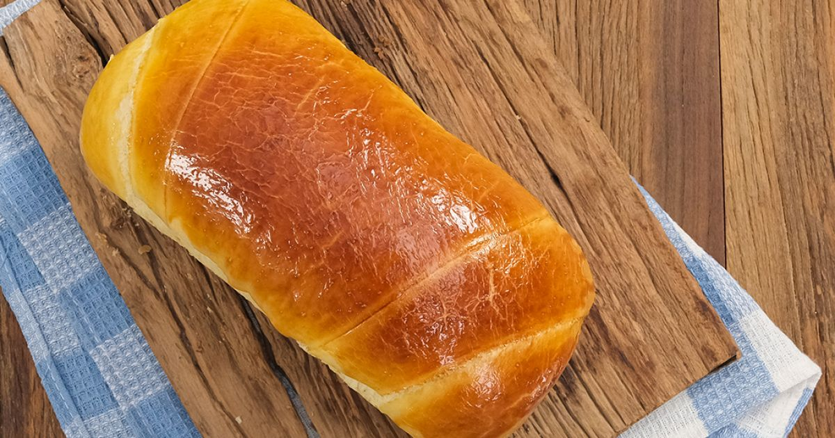 Pão caseiro em tábua de madeira