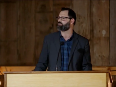 O pastor evangélico Joel Webbon olhando para o lado e falando