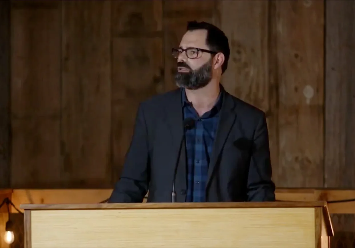O pastor evangélico Joel Webbon olhando para o lado e falando