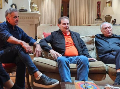O deputado Aécio Neves, o relator da anistia, Paulinho da Força, e o ex-presidente Michel Temer sentados lado a lado em poltrona e sofá, sérios