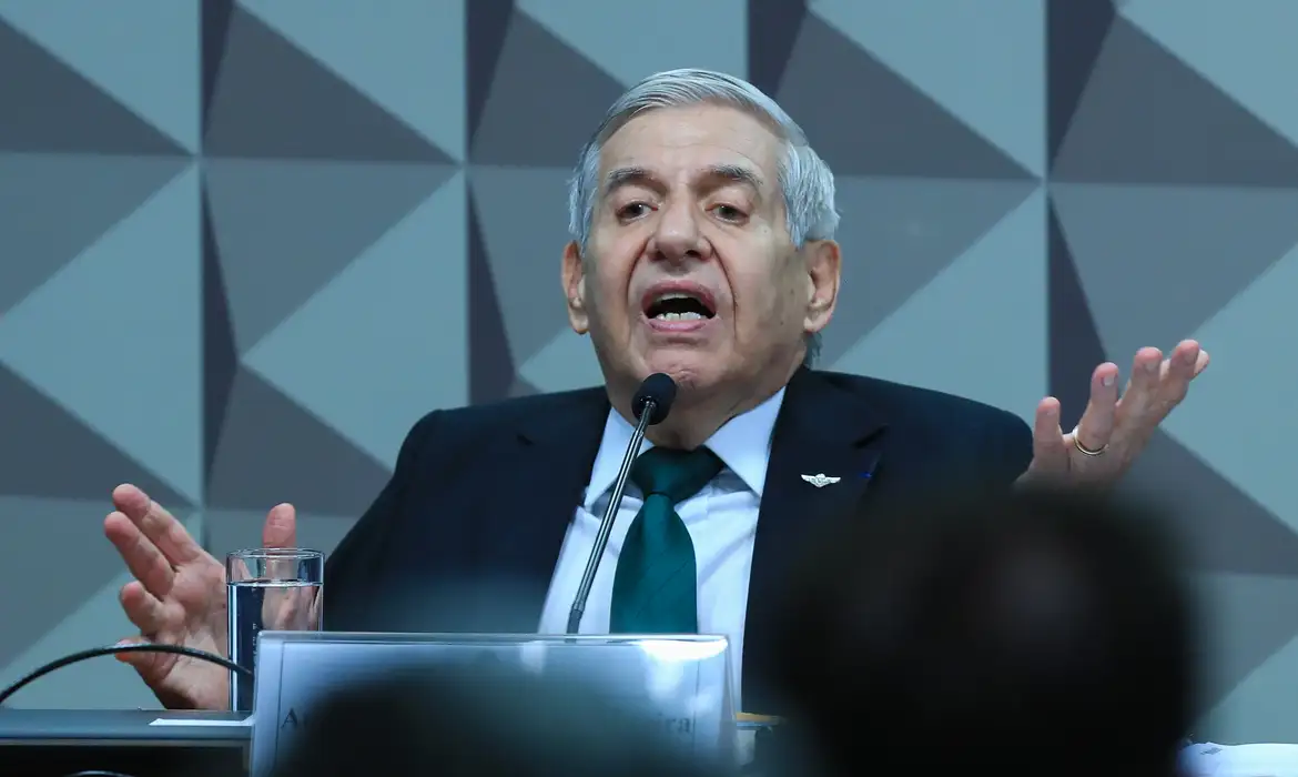 Augusto Heleno falando com expressão de raiva