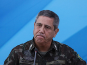 Walter Braga Netto com expressão de desânimo