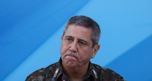 Walter Braga Netto com expressão de desânimo