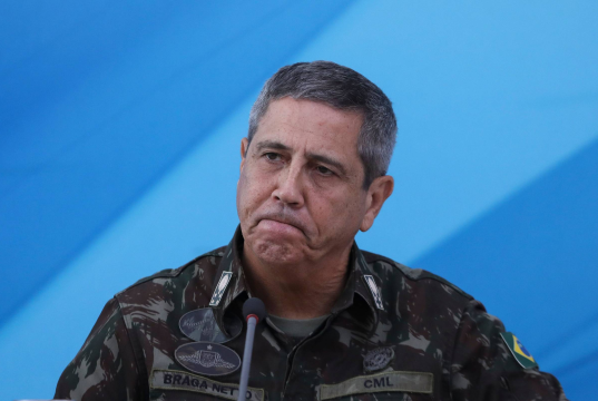 Walter Braga Netto com expressão de desânimo