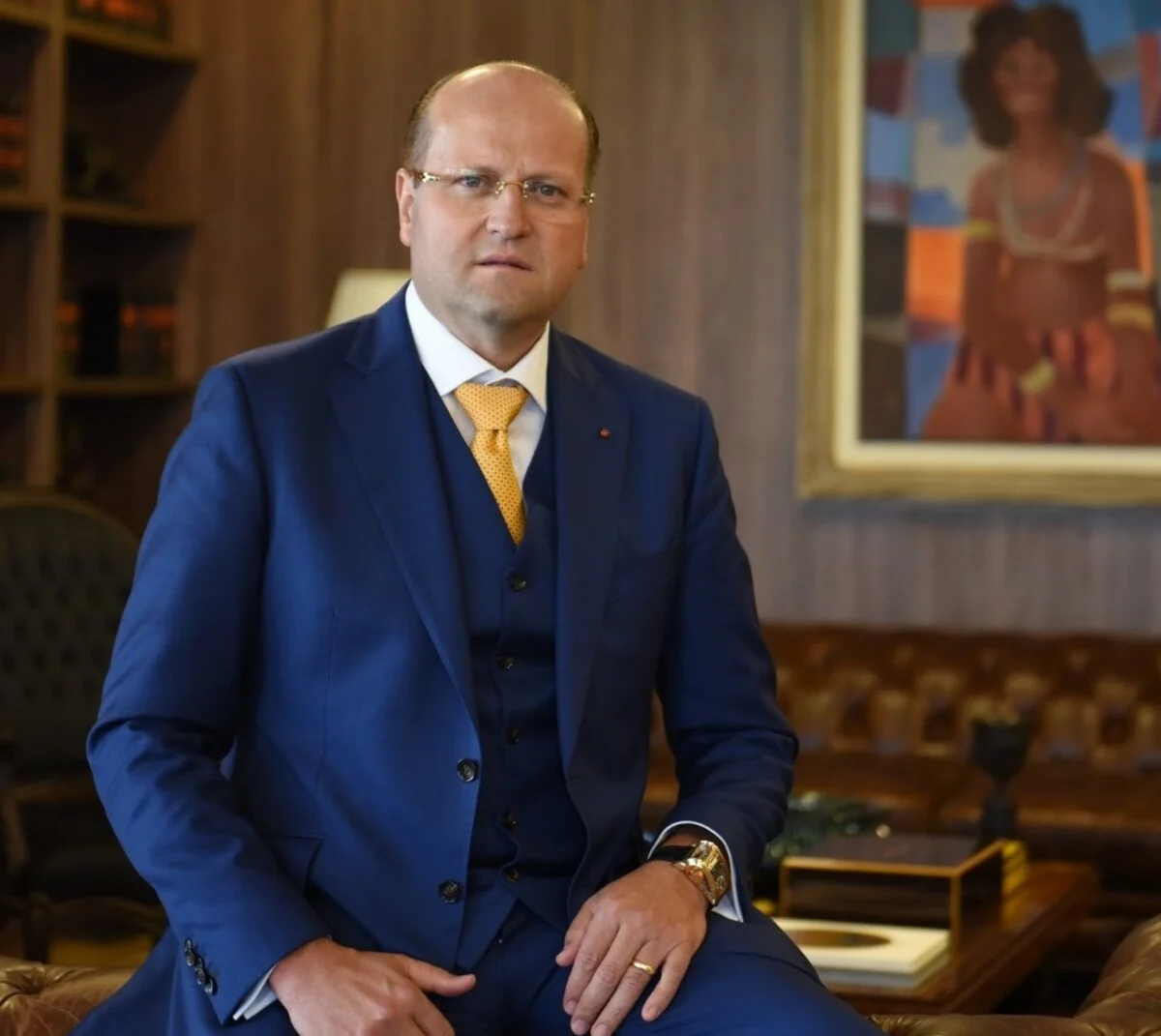 advogado Nelson Wilians olhando para a câmera, de óculos de grau e roupa social, sério