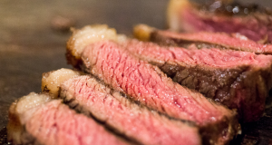 Picanha fatiada em tábua de madeira