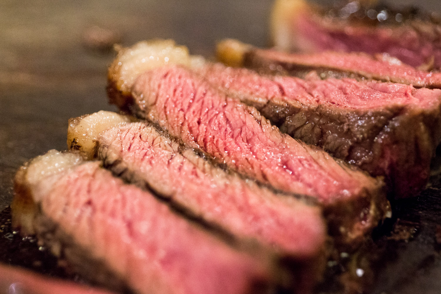 Picanha fatiada em tábua de madeira