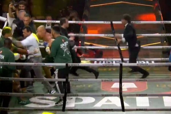 VÍDEOS: Combate entre Popó e Wanderlei acaba em violência generalizada e golpes proibidos
