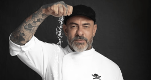 chef Henrique Fogaça sério, jogando sal grosso