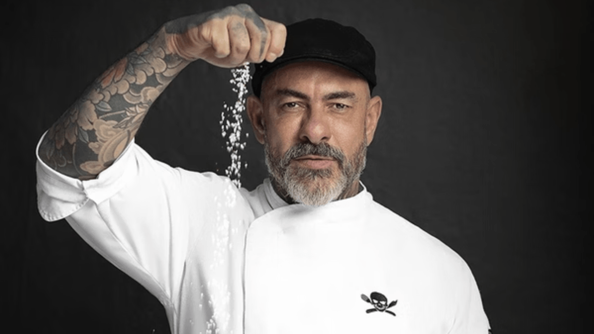 chef Henrique Fogaça sério, jogando sal grosso