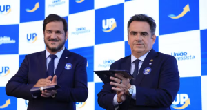 presidente do União Brasil, Antonio Rueda, e o presidente do PP, senador Ciro Nogueira (PP-PI), lado a lado, em pé, batendo palmas