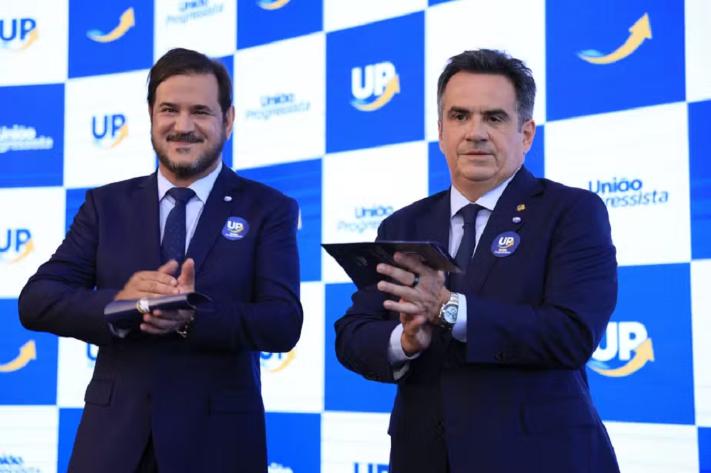 presidente do União Brasil, Antonio Rueda, e o presidente do PP, senador Ciro Nogueira (PP-PI), lado a lado, em pé, batendo palmas