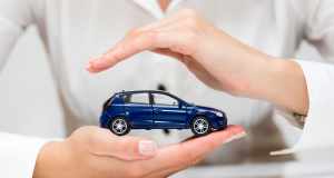 mãos envolvendo carrinho de brinquedo azul