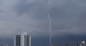 Relâmpago no céu de cidade grande