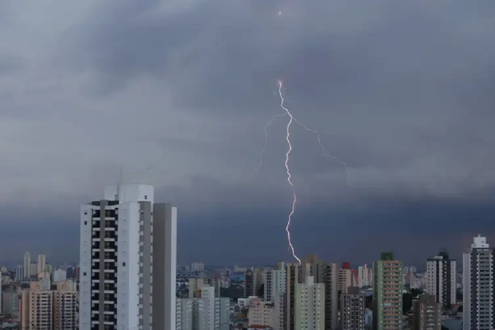 Relâmpago no céu de cidade grande