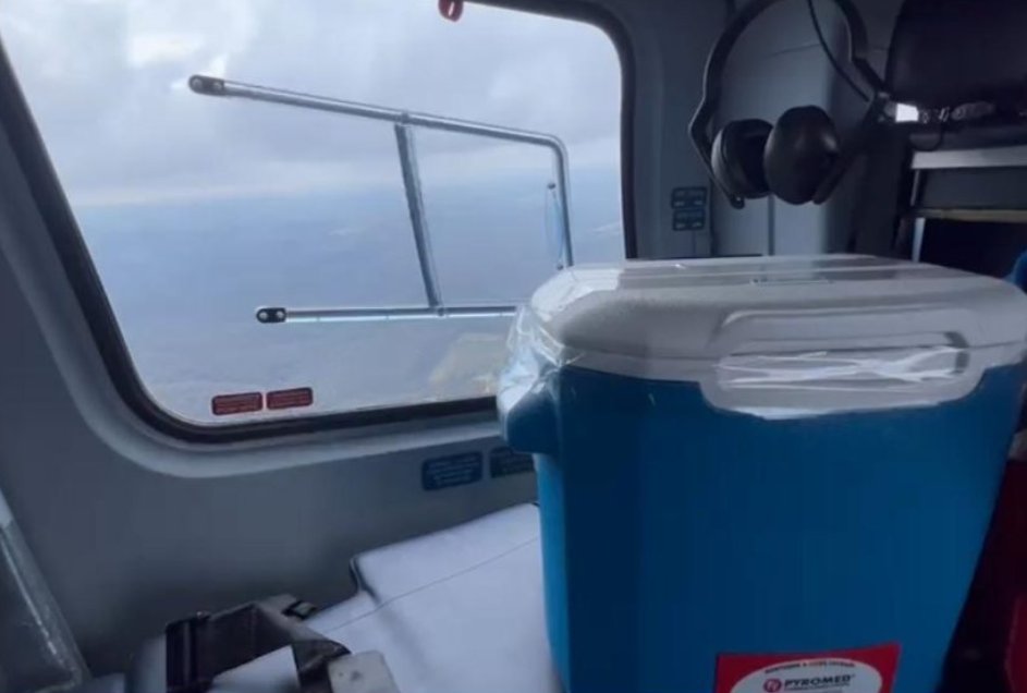 O coração sendo transportado em recipiente refrigerado no helicóptero. Foto: Reprodução/PRF