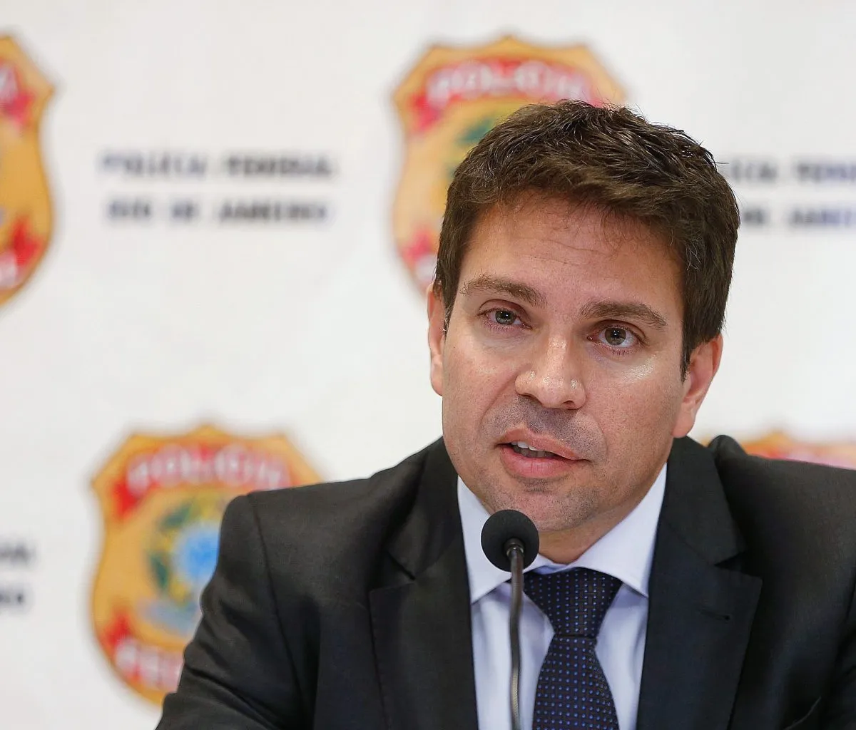 deputado federal de Alexandre Ramagem (PL-RJ) falando, sério, sem olhar para a câmera