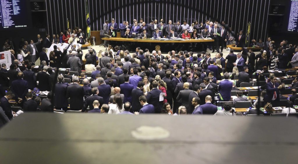Articulista aponta que a PEC incentiva grupos criminosos a se elegerem diretamente, já que não poderão ser processados por seus crimes. Foto: Divulgação
