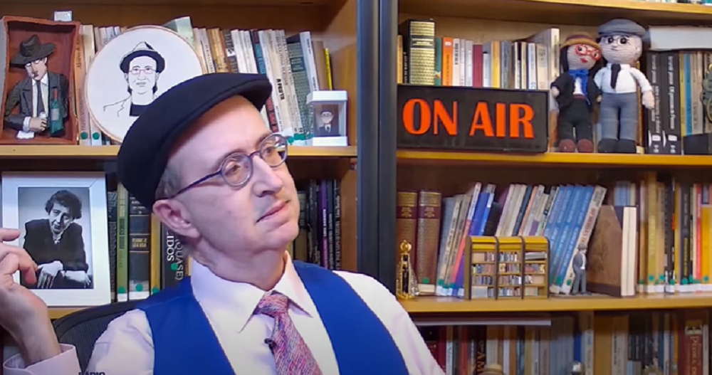 Reinaldo Azevedo olhando para o lado com expressão pensativa